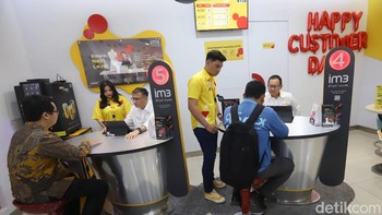 Director & Chief Commercial Officer Indosat Ooredoo Hutchison memimpin langsung perayaan yang digelar di berbagai titik layanan, mulai dari Gerai IM3 hingga 3Store. Tak hanya menghadirkan berbagai kegiatan spesial dan hadiah istimewa untuk pelanggan setia IM3, Tri, dan HiFi di seluruh Indonesia, jajaran direksi, manajemen, hingga karyawan Indosat turut turun langsung menyapa pelanggan. 