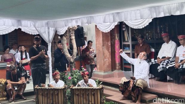 I Gusti Putu Bawa Samar Gantang (mengepalkan tangan) saat membawakan puisi berjudul Leak Tanah di hadapan Menteri Kebudayaan Fadli Zon. (Foto: Krisna Pradipta/detikBali)