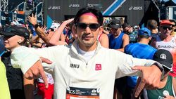 Ibnu Jamil Finish Sydney Marathon Pakai Sepatu Coretan Istimewa