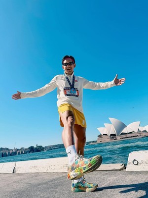 Ibnu Jamil Finish Sydney Marathon Pakai Sepatu Coretan Istimewa