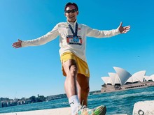 Ibnu Jamil Finish Sydney Marathon Pakai Sepatu Coretan Istimewa