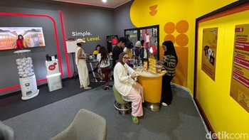 IM3 memberikan layanan khusus untuk pelanggan Very IM3 Person (VIP). Mereka mendapat jalur masuk cepat lewat myIM3 Fast Lane, akses ke IM3 Chill Lounge dengan fasilitas free flow drink dan charging station, hingga beragam aktivitas interaktif di booth Pos Satspam. Foto: Agus Tri Haryanto