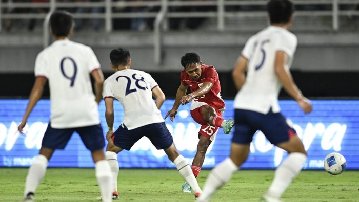 Pesepak bola Timnas Indonesia Beckham Putra Nugraha  (kedua kanan) menendang bolah ke arah gawang Timnas Taiwan dalam FIFA Matchday di Stadion Gelora Bung Tomo, Surabaya, Jawa Timur, Jumat (5/9/2025). ANTARA FOTO/Sigid Kurniawan/nz