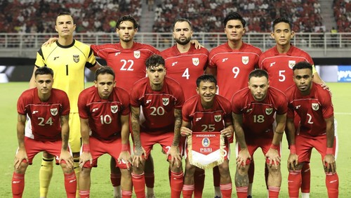 Pesepak bola Timnas Indonesia berfoto bersama sebelum bertanding melawan Timnas Taiwan dalam FIFA Matchday di Stadion Gelora Bung Tomo, Surabaya, Jawa Timur, Jumat (5/9/2025). ANTARA FOTO/Rizal Hanafi/Lmo/nz