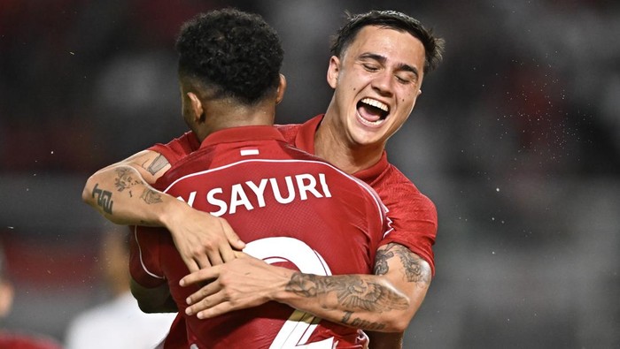 Pesepak bola Timnas Indonesia Eliano Johannes Reijnders  (kanan) berselebrasi bersama rekannya Yakob Sayuri  (kiri) usai mencetak gol ke gawang Timnas Taiwan dalam FIFA Matchday di Stadion Gelora Bung Tomo, Surabaya, Jawa Timur, Jumat (5/9/2025). ANTARA FOTO/Sigid Kurniawan/Lmo/nz