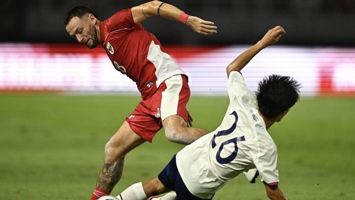 Pesepak bola Timnas Indonesia Marc Anthony Klok (kiri) berebut bola dengan pesepak bola Timnas Taiwan Kung Chih Yu (kanan) dalam FIFA Matchday di Stadion Gelora Bung Tomo, Surabaya, Jawa Timur, Jumat (5/9/2025). ANTARA FOTO/Sigid Kurniawan/Lmo/nz