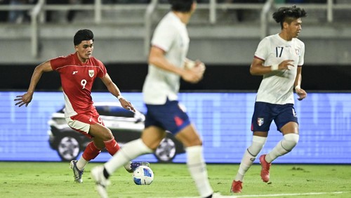 Pesepak bola Timnas Indonesia M Ramadhan Sananta  (kiri) berusaha melewati pesepak bola Timnas Taiwan Lin Chih Hsuan (kanan) dalam FIFA Matchday di Stadion Gelora Bung Tomo, Surabaya, Jawa Timur, Jumat (5/9/2025). ANTARA FOTO/Sigid Kurniawan/Lmo/nz
