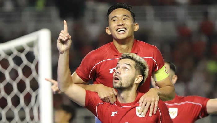 Pesepak bola Timnas Sandy Henny Walsh (bawah) berselebrasi bersama rekannya Rizky Ridho Ramadhani (atas) usai mencetak gol ke gawang Timnas Taiwan dalam FIFA Matchday di Stadion Gelora Bung Tomo, Surabaya, Jawa Timur, Jumat (5/9/2025).  ANTARA FOTO/Rizal Hanafi/Lmo/nz