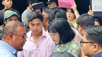Satu minggu ini dengan kondisi Indonesia dikatakan Jerome Polin membuatnya banyak belajar. 17+8 Tuntutan Rakyat, kemarin diterima oleh Wakil Ketua Komisi VI DPR RI Fraksi Partai Gerindra Andre Rosiade dan anggota Komisi VI DPR RI Fraksi PDIP Rieke Diah Pitaloka. Foto: Instagram @jeromepolin