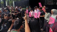 Jerome Polin datan bersama Jovial da Lopez, Andovi da Lopez, Salsa Erwina Hutagalung seorang konten kreator dan aktivis, Abigail Limuria (co-founder What Is Up Indonesia?), Fathia Izzati Malaka (musisi dan aktivis sosial), Andhyta F Utami (ekonom lingkungan), Cheryl Marella (jurnalis), JS Khairen, dan Cania Citta. Foto: Instagram @jeromepolin