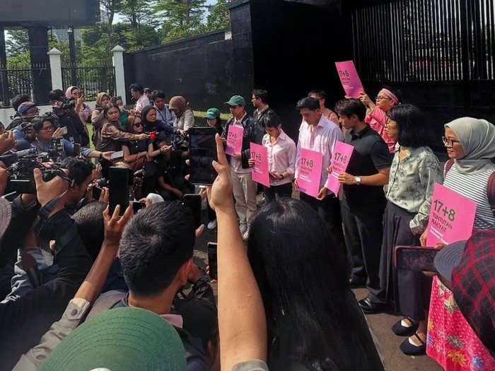 Jerome Polin dkk ke DPR RI menyerahkan 17+8 Tuntutan Rakyat, Kamis (4/9/2025).