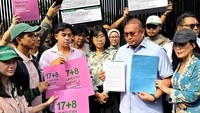Jerome Polin menuliskan perasaannya setelah turun ke jalan dan menyerahkan langsung 17+8 Tuntutan Rakyat ke DPR RI pada Kamis (4/9/2025). Foto: Instagram @jeromepolin