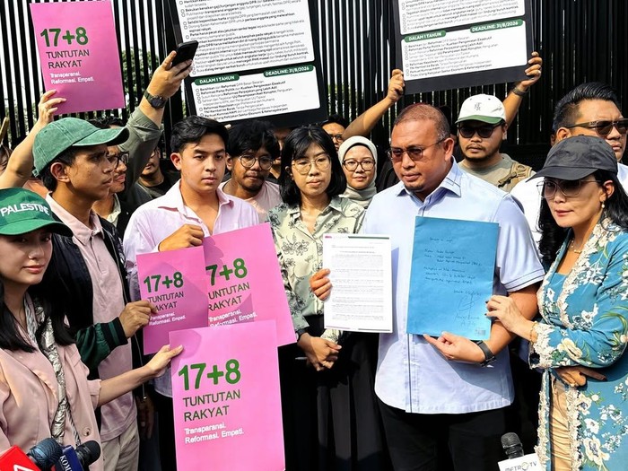 Jerome Polin Jerome Polin dkk ke DPR RI menyerahkan 17+8 Tuntutan Rakyat, Kamis (4/9/2025).