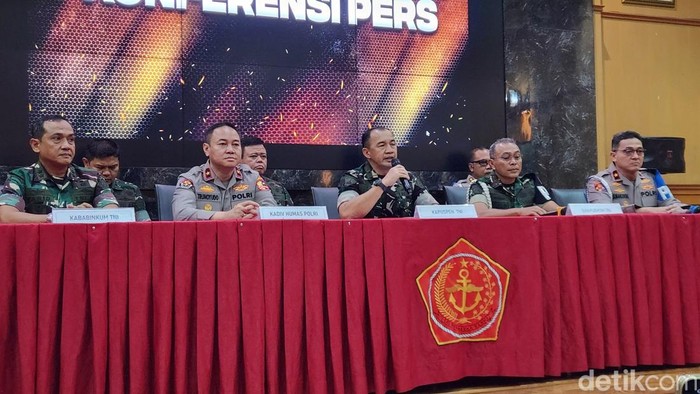 Jumpa pers TNI setelah aksi demo di Jakarta. (Adrial/detikcom)