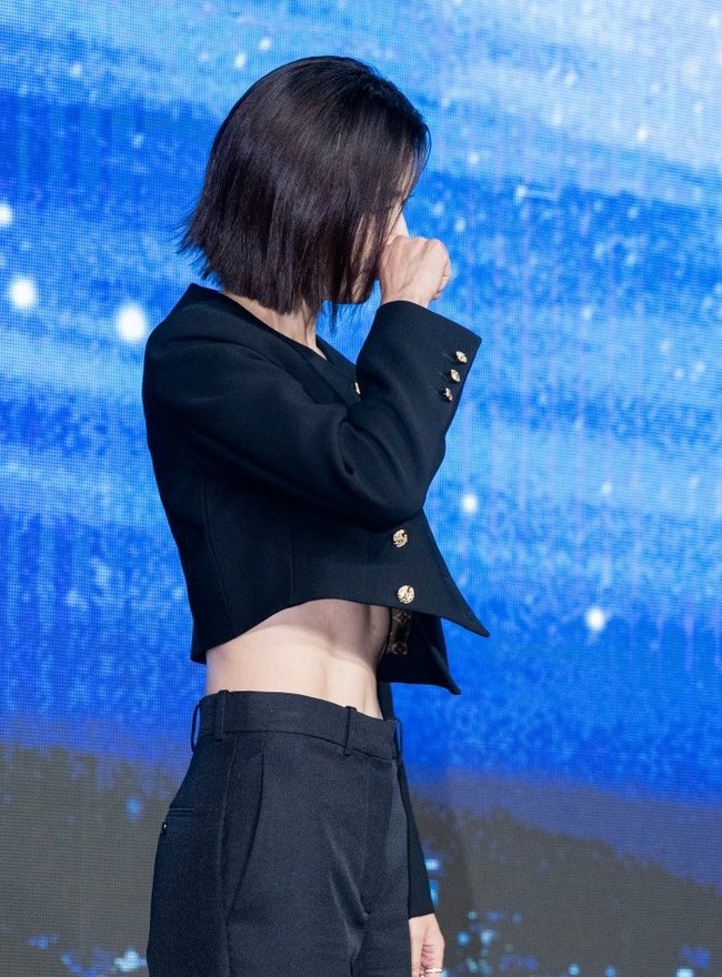“salfok perutnya jihyun 😭😭😭dia sudah punya anak tapi perutnya sixpack😭😭” tulis seorang netizen dengan nada kagum. “salfok sama perutnya😍😍😍” komentar netizen lain yang juga terpesona dengan bentuk tubuhnya. Foto: dok. Twitter @sassygirljihyun