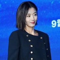 Jun Ji Hyun resmi comeback lewat drama terbaru Disney+ Tempest. Penampilannya dengan otot perut yang kencang dan berotot saat konferensi pers sontak mencuri atensi netizen. Foto: dok. Twitter @sassygirljihyun