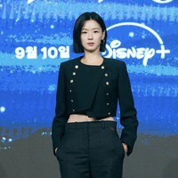 “Olahraga itu seperti bernapas. Itulah caraku mengelola bentuk tubuhku,” ungkap Jun Ji Hyun dalam wawancara sebelumnya. Aktris yang memulai karier sebagai model ini rutin lari dan pilates. Foto: dok. Instagram @disneypluskr