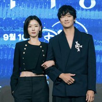 Meski telah menjadi ibu dari dua anak laki-laki yang lahir pada 2016 dan 2018, Jun Ji Hyun tetap disiplin menjaga bentuk tubuhnya. Ia dikenal menjalani gaya hidup sehat, rutin berolahraga. Foto: dok. Instagram @disneypluskr