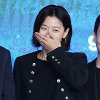 Jun Ji Hyun juga mempertahankan gaya rambut pendeknya yang ikonik. Penampilannya semakin sempurna dengan sentuhan perhiasan emas yang menambah kesan anggun dan mewah. Foto: dok. Twitter @junjihyunonly