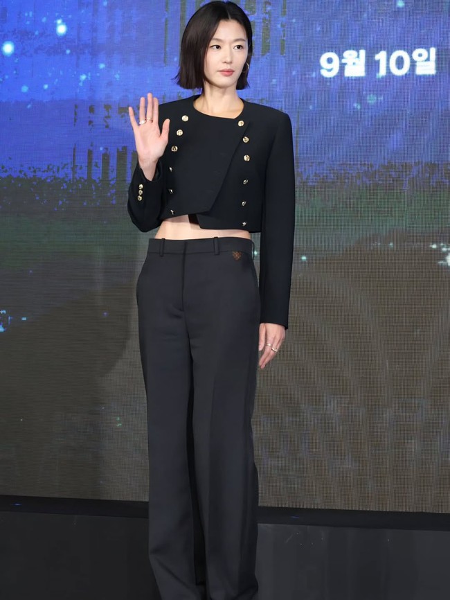 Penampilan bintang My Love from the Star itu langsung jadi perbincangan hangat di media sosial. Terlebih sejumlah foto menyoroti bagian otot perutnya. Foto: dok. Twitter @junjihyunonly