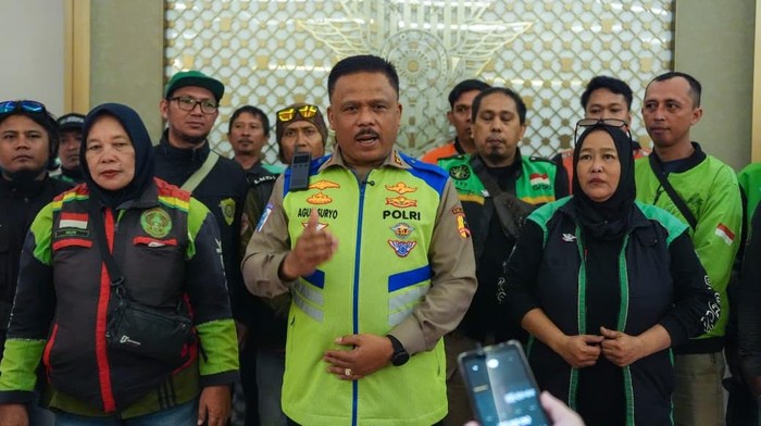 Kakorlantas Irjen Agus Suryonugroho mengadakan pertemuan dengan komunitas ojek online (ojol). (Dok. ist)