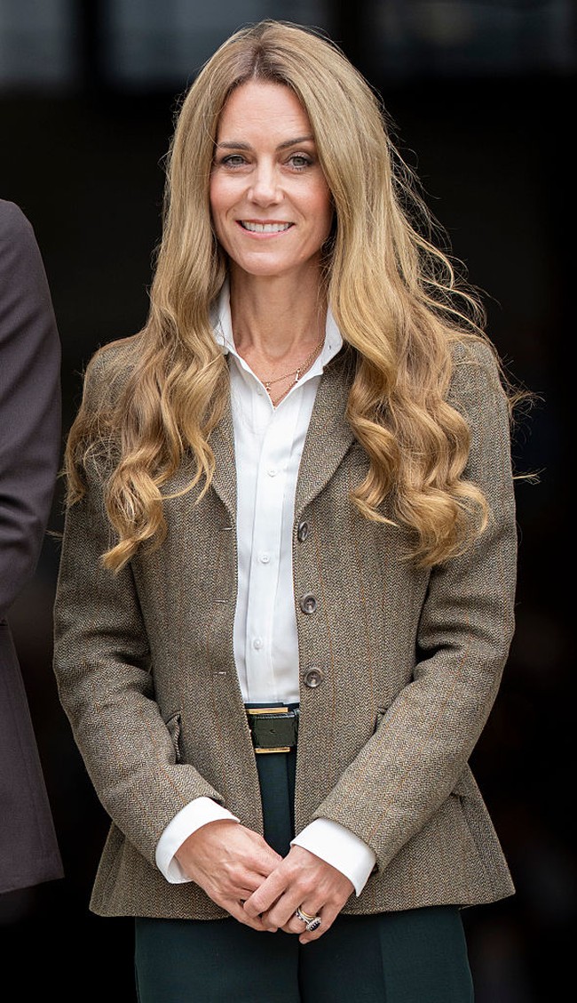 Putri Wales Kate Middleton sempat membuat heboh dengan penampilannya saat mengunjungi Natural History Museum, London, bersama Pangeran William pada pekan kemarin. Kate tampil dengan rambut berwarna pirang, jauh berbeda dari penampilan biasanya. Foto: WireImage/Karwai Tang