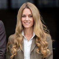 Putri Wales Kate Middleton sempat membuat heboh dengan penampilannya saat mengunjungi Natural History Museum, London, bersama Pangeran William pada pekan kemarin. Kate tampil dengan rambut berwarna pirang, jauh berbeda dari penampilan biasanya. Foto: WireImage/Karwai Tang