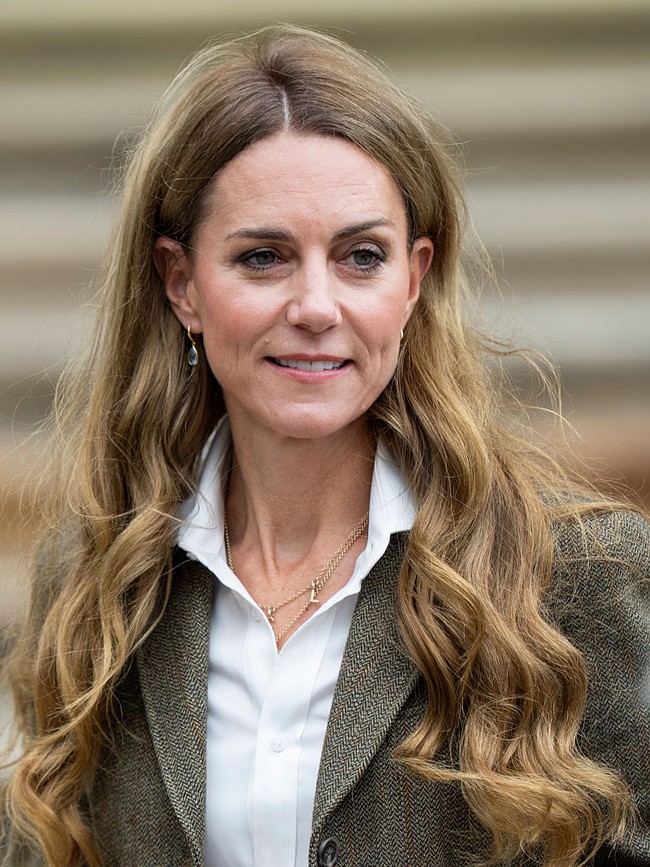 Rambutnya ditata dengan belahan samping, tetap menampilkan ciri khas blowout bervolume khas Kate Middleton.  Foto: WireImage/Karwai Tang