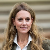 Rambutnya ditata dengan belahan samping, tetap menampilkan ciri khas blowout bervolume khas Kate Middleton.  Foto: WireImage/Karwai Tang