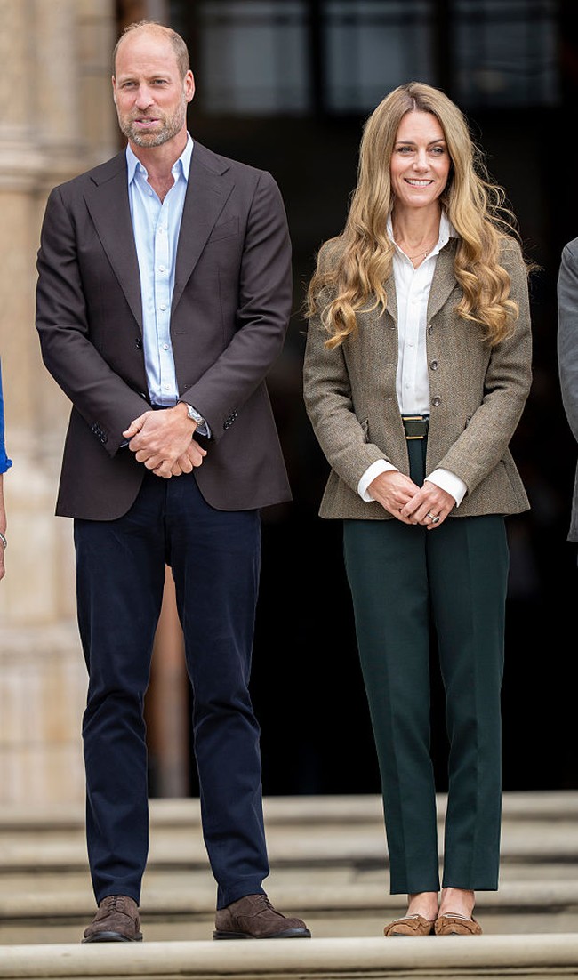 Pada Rabu (3/9/2025), Putri Wales 43 tahun itu hadir bersama Pangeran William dalam kunjungan ke taman terbaru Museum Sejarah Alam di London, dengan rambut baru yang bikin publik terkejut.  Foto: WireImage/Karwai Tang