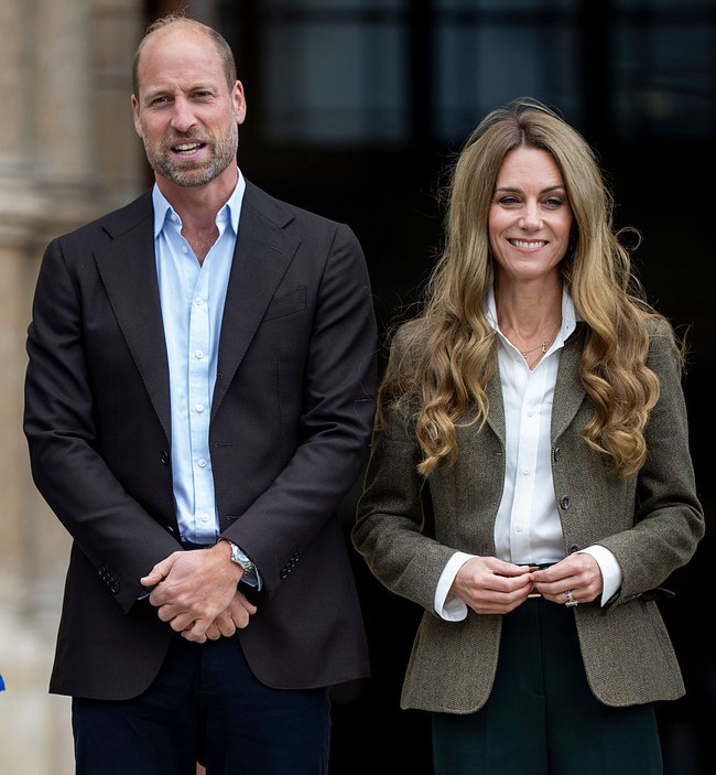 Spekulasi soal perubahan warna rambut Kate sebenarnya sudah muncul sejak 24 Agustus, ketika kamera menangkap dirinya berkendara menuju gereja dekat Kastil Balmoral, Skotlandia, bersama Pangeran William dan ketiga anak mereka, Pangeran George (12), Putri Charlotte (10), serta Pangeran Louis (7). Saat itu, rambut Kate tampak keemasan diterpa sinar matahari, berbeda dengan warna chestnut pekat yang ia tunjukkan saat menghadiri Wimbledon pada Juli lalu. Foto: WireImage/Karwai Tang
