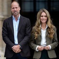 Spekulasi soal perubahan warna rambut Kate sebenarnya sudah muncul sejak 24 Agustus, ketika kamera menangkap dirinya berkendara menuju gereja dekat Kastil Balmoral, Skotlandia, bersama Pangeran William dan ketiga anak mereka, Pangeran George (12), Putri Charlotte (10), serta Pangeran Louis (7). Saat itu, rambut Kate tampak keemasan diterpa sinar matahari, berbeda dengan warna chestnut pekat yang ia tunjukkan saat menghadiri Wimbledon pada Juli lalu. Foto: WireImage/Karwai Tang