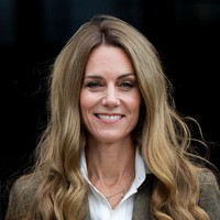 Perubahan gaya rambut memang bukan hal asing bagi Kate. Selama bertahun-tahun, ia bereksperimen dengan berbagai gaya, mulai dari layer pendek, curtain bangs, hingga highlight bernuansa cerah. Namun, transformasinya kali ini yang paling ekstrem. Foto: WireImage/Karwai Tang