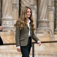 Dalam momen tersebut, Kate tampil formal dengan tweed blazer dari Ralph Lauren, kemeja putih dan celana berwarna gelap. Beberapa waktu lalu, Kate dan keluarga berlibur ke Yunani dan menikmati keindahan pulau Kefalonia dengan kapal pesiar mewah.  Foto: WireImage/Karwai Tang