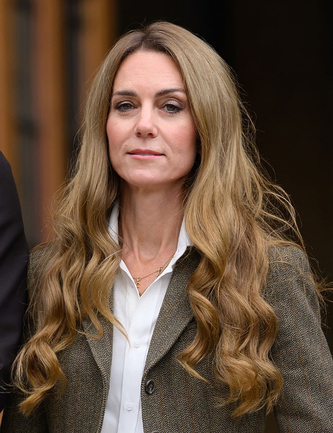 Kate Middleton kembali menjalankan tugas kerajaan dengan penampilan yang langsung menjadi sorotan, usai melakukan liburan musim panas bersama keluarga.  Foto: WireImage/Karwai Tang