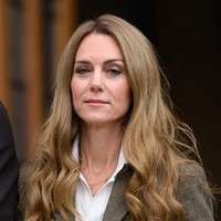Kate Middleton kembali menjalankan tugas kerajaan dengan penampilan yang langsung menjadi sorotan, usai melakukan liburan musim panas bersama keluarga.  Foto: WireImage/Karwai Tang