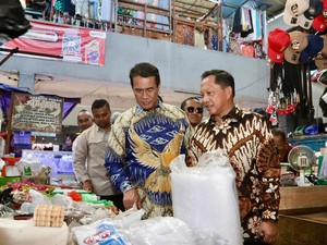 Tinjau Pasar di Palembang, Mendagri Pastikan Distribusi SPHP Lancar