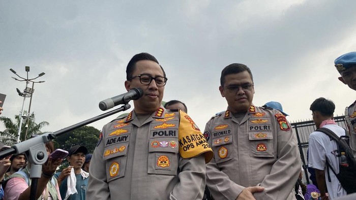 Kabid Humas Polda Metro Jaya Kombes Ade Ary Syam Indradi di depan gedung DPR, Senayan, Jakarta, Jumat (5/9/2025).