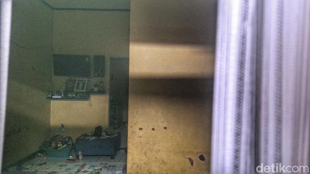 Kondisi kontrakan penemuan tiga jenazah di Kampung Cae, Desa Kiangroke, Kecamatan Banjaran, Kabupaten Bandung, Jumat (5/9/2025).