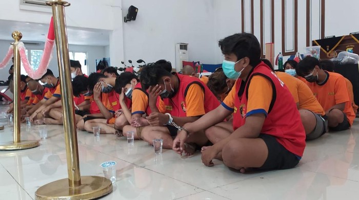 Konferensi pers penetapan tersangka pembakaran Gedung Negara Grahadi di Polrestabes Surabaya.