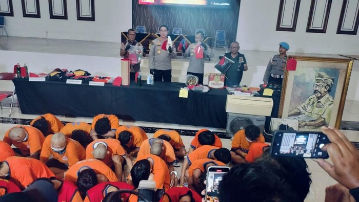 Konferensi pers penetapan tersangka pembakaran Gedung Negara Grahadi di Polrestabes Surabaya.
