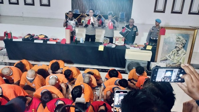 Konferensi pers pengungkapan kasus pembakaran Gedung Negara Grahadi.