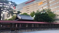 Inilah potret area Kuil Kego yang berlokasi di distrik komersil Tenjin, Fukuoka, Jepang. Di dekat area kuil ini, orang-orang sangat sibuk berlalu-lalang. Kuil juga berada di dekat Fukuoka Mitsukoshi department store serta Taman Kego. Foto: Novia Aisyah/detikcom
