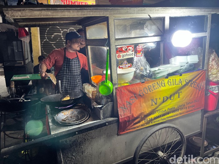 Kuliner kaki lima di kawasan Gandaria
