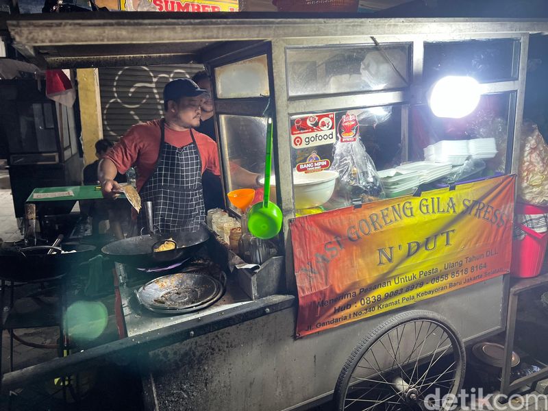 Kuliner kaki lima di kawasan Gandaria
