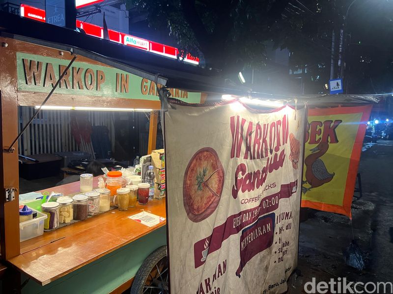 Kuliner kaki lima di kawasan Gandaria