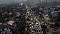 Sat Lantas Polres Bogor mencatat sebanyak 5.200 unit kendaraan memasuki jalur wisata Puncak, Bogor dari pukul 05.00 WIB - 08.00 WIB berkenaan dengan masa libur panjang Maulid Nabi Muhammad SAW serta libur akhir pekan. Foto: ANTARA FOTO/Yulius Satria Wijaya