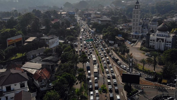 Libur Panjang, Jalur Puncak Bogor Macet Meski One Way Diberlakukan Sejumlah kendaraan memadati jalur wisata Puncak, Bogor saat diberlakukan sistem satu arah (one way) di Ciawi, Kabupaten Bogor, Jawa Barat, Jumat (5/9/2025). Sat Lantas Polres Bogor mencatat sebanyak 5.200 unit kendaraan memasuki jalur wisata Puncak, Bogor dari pukul 05.00 WIB - 08.00 WIB berkenaan dengan masa libur panjang Maulid Nabi Muhammad SAW serta libur akhir pekan, Kepolisian memberlakukan sistem ganjil genap kendaraan dan sistem satu arah untuk mengurai kepadatan. ANTARA FOTO/Yulius Satria Wijaya/YU