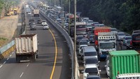Sejumlah kendaraan memadati jalur wisata Puncak, Bogor saat diberlakukan sistem satu arah (one way) di Ciawi, Kabupaten Bogor, Jawa Barat, Jumat (5/9/2025). Foto: ANTARA FOTO/Yulius Satria Wijaya