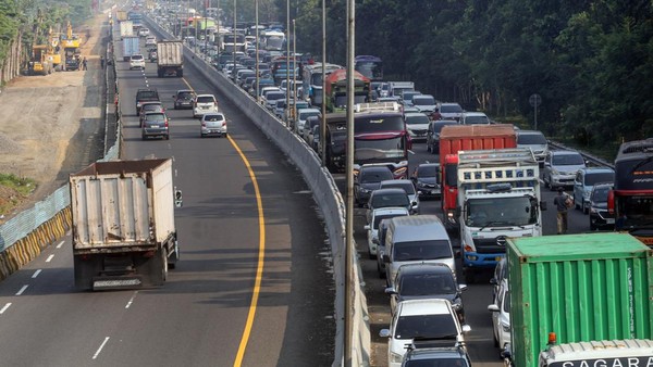 Libur Panjang, Jalur Puncak Bogor Macet Meski One Way Diberlakukan